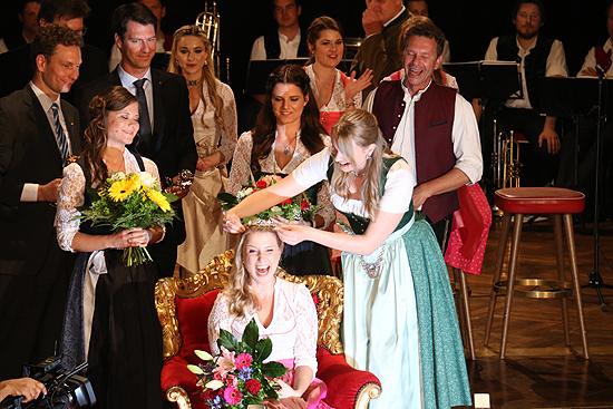 Die Bayerische Bierkönigin 2016/2017 Sabine Ullrich wurde gekrönt von ihrer Vorgängerin, Marlene Speck (©Foto. Martin Schmitz)